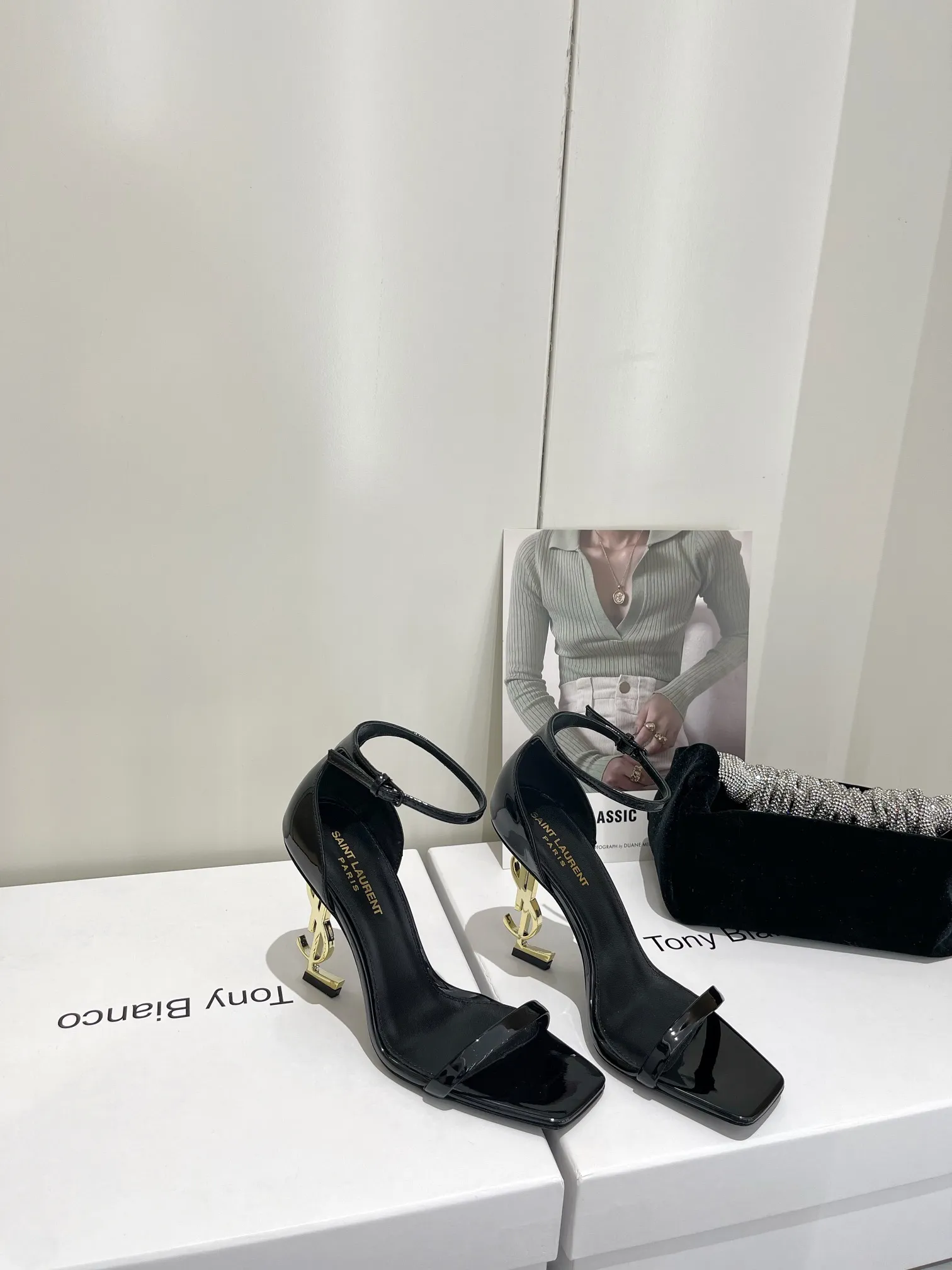 👟👟Ex-factory price 520👟👟 "SAINT LAUREN*" "𝗦𝗔𝗜𝗡𝗧 𝗟𝗔𝗨𝗥𝗘𝗡*" 💥ysl Saint Laurent classic high-heeled shoes Only YSL understands women’s hearts best🧡Doesn’t accept refutation🙅‍♂️Super invincible feminine artifact👠A must-have for women😊 (✅Full-body customization, in-house molded toe hardware, perfect consistency)⚠️Compare the differences between pictures and products on the market😋 Upper: Customized imported cotton silk weaving/Imported calf patent leather Lining: Imported🐑sheep leather Sole: Imported genuine leather outsole Thickness: 9cm Color: black paint with gold, black leather with black Size: 35-39 (full set of packaging)